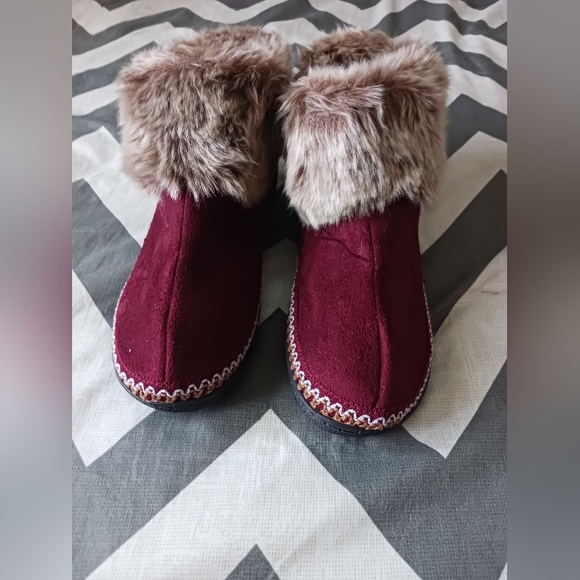 Women's Isotoner Deep Burgundy Woodland Fur Slippers, NWOT. - Picture 4 of 4